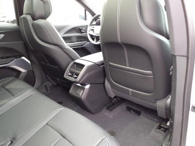 2025 Cadillac LYRIQ Luxury 2