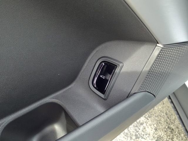 2025 Cadillac LYRIQ Luxury 2