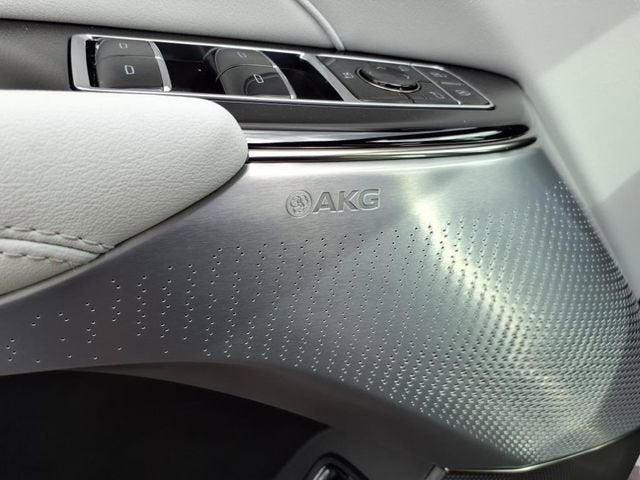 2025 Cadillac LYRIQ Luxury 2