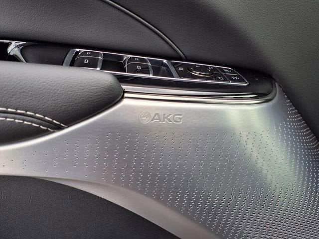 2025 Cadillac LYRIQ Luxury 2