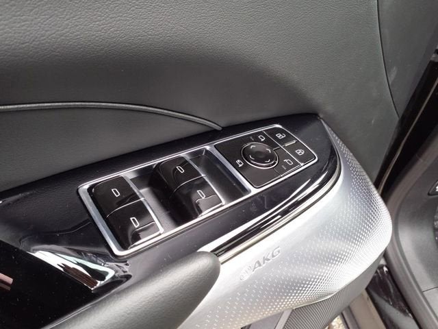 2025 Cadillac LYRIQ Luxury 2